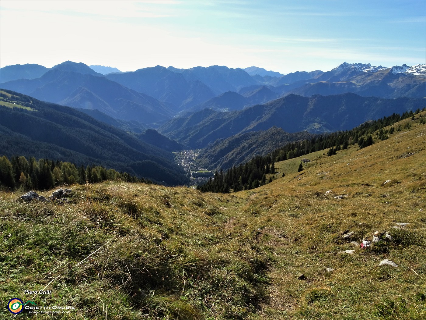 73 Dal Passo di Monte Colle (1938 m) scendo sul sent. 118 a Piazzatorre.JPG